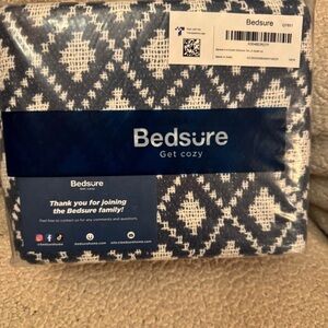 Bedsure Blue and White Coverlet Blanket 50 x 60 inches
